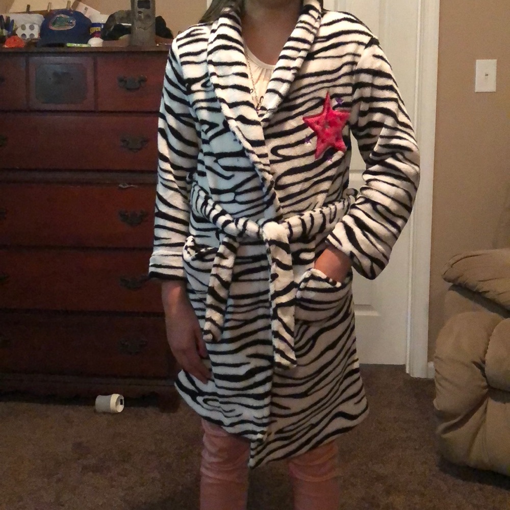 ✳️Pick 2 for $12!✳️ Girls bath robe. Size 7/8
